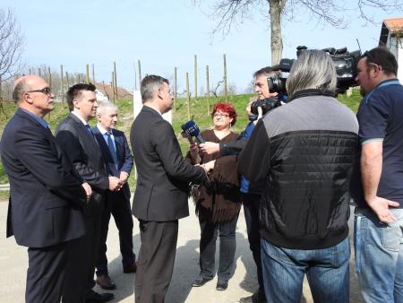 Minister za infrastrukturo dr. Peter Gašperšič obiskal delovišče na Gibini 17